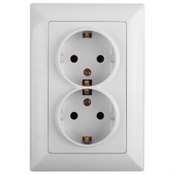 4-205-01 Intro Розетка 2X2P+E Schuko, 16А-250В, СУ, Solo, белый  Б0043333
